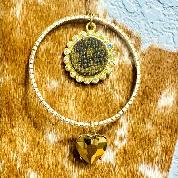 NWT Sandra Ling Gold Sparkling Heart Charm Earrings - Picture 10 of 11